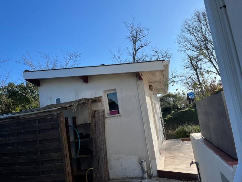 Installation de gouttière et de bandeaux sur une maison située à Cazaux