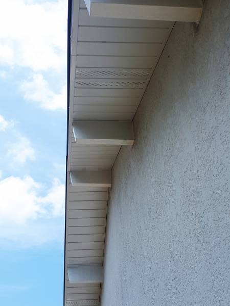 Pose de sous face en aluminium blanc par l'entreprise Alu Gouttières Bisca dans le nord des Landes à Biscarrosse