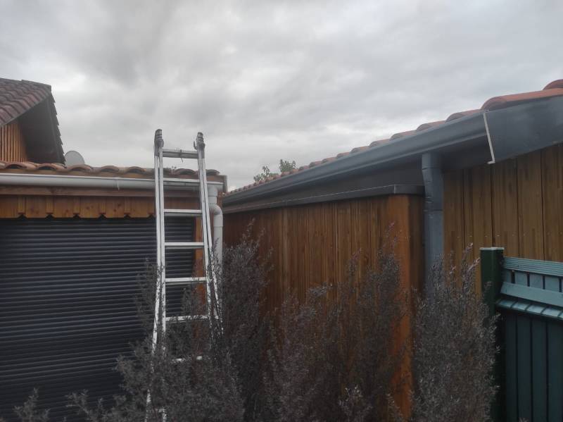 appui de fenêtre et un habillage tableau bleu ardoise à Biscarrosse dans les Landes