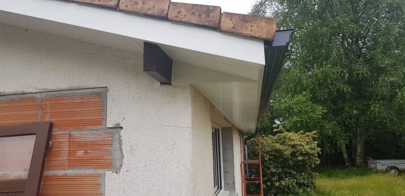 Lambris PVC, gouttières et bandeaux aluminium pour réaliser sa façade près de Mimizan