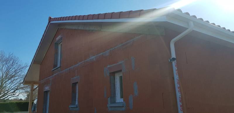 Choisir un habillage bandeaux blanc et gouttières krèmdelè  de qualité près de Saint-Pierre-du-Mont