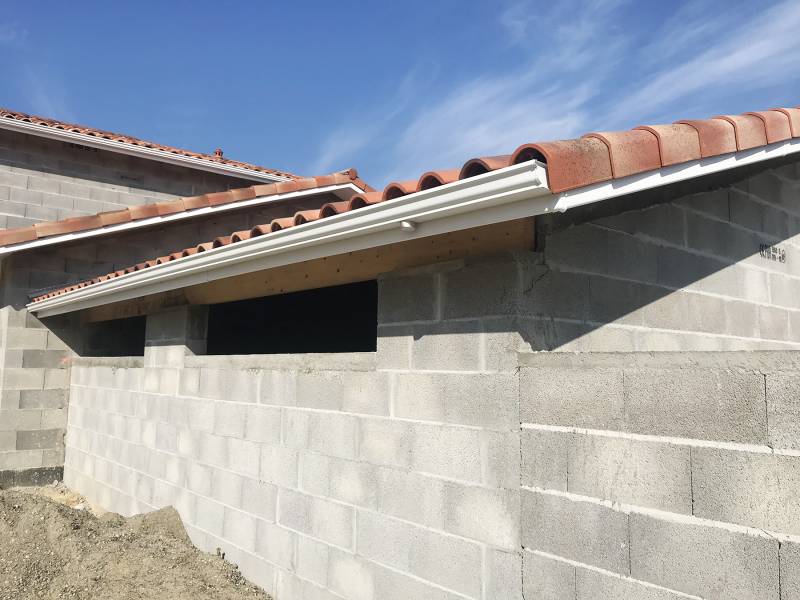 Installation de gouttières et descentes pour des constructions neuves sur la commune du Barp