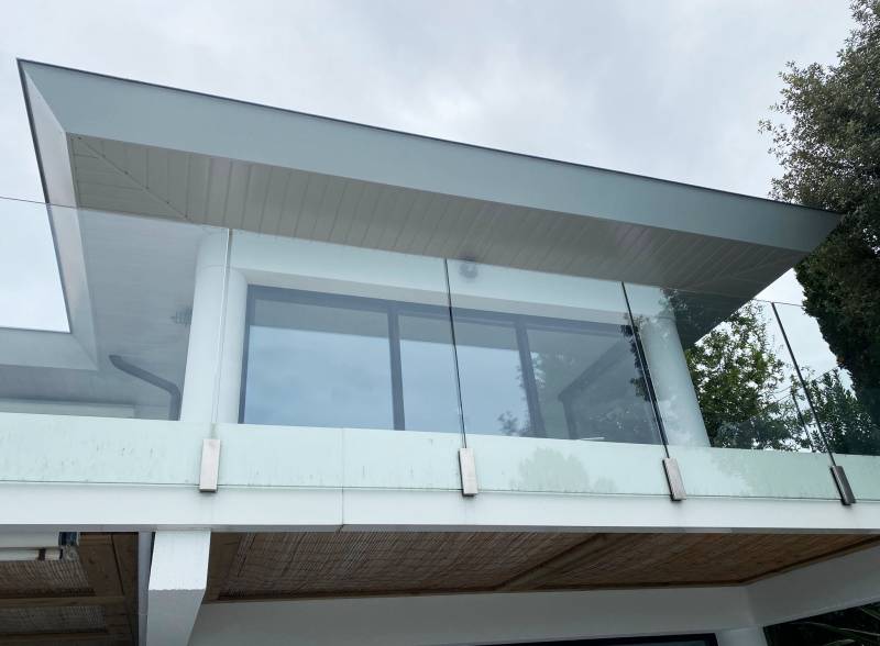 Pose de l'habillage des avancées de toit en aluminium  sur une maison contemporaine du Pyla-sur-Mer