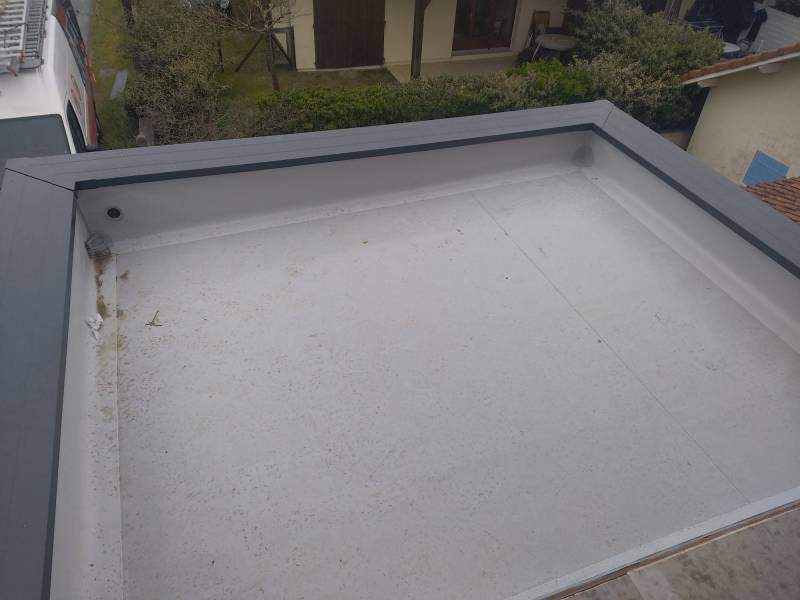 Toit-terrasse en membrane PVC avec couvertine en aluminium à Mimizan