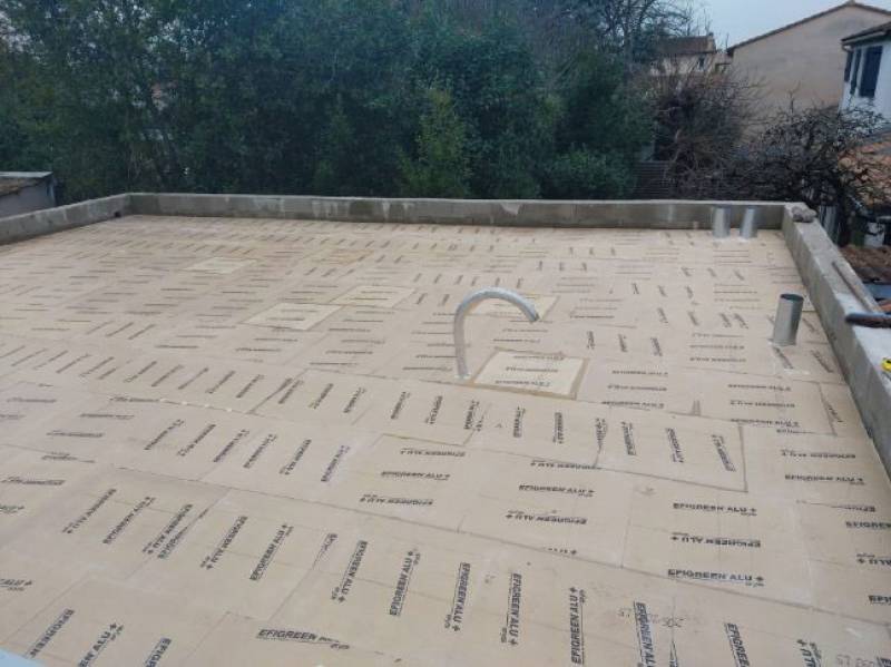 Pose d'un isolant avant la membrane en PVC soudé pour un toit-terrasse à Talence