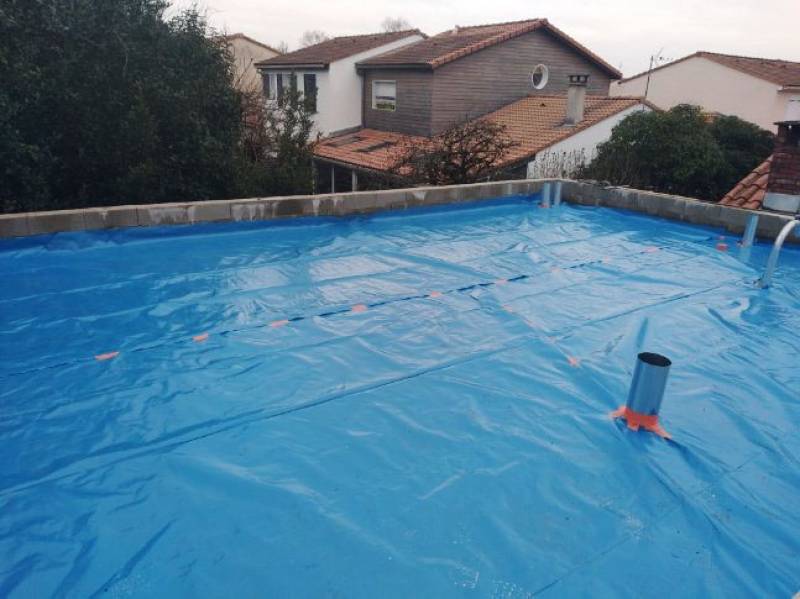 Pose d'un isolant, d'un pare-pluie et d'une membrane en PVC soudé pour l'étanchéité d'un toit-terasse à Talence