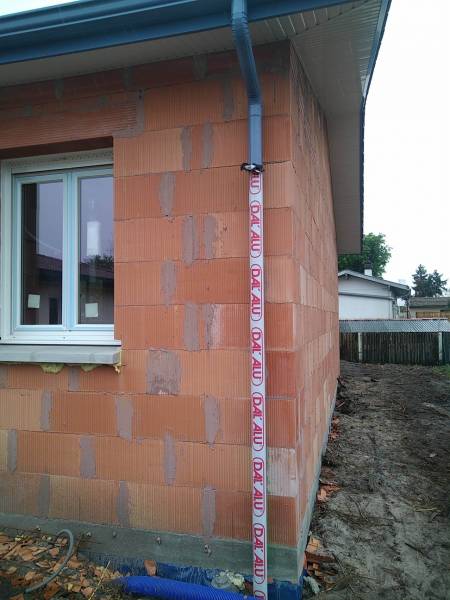 Installation d'un habillage sur la façade d'une maison par Alu Gouttière Bisca par Alu Gouttières Bisca à Parentis-en-Born