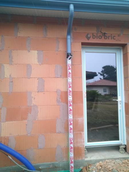 Pose d'un habillage en aluminium sur la façade d'une maison située à Parentis-en-Born