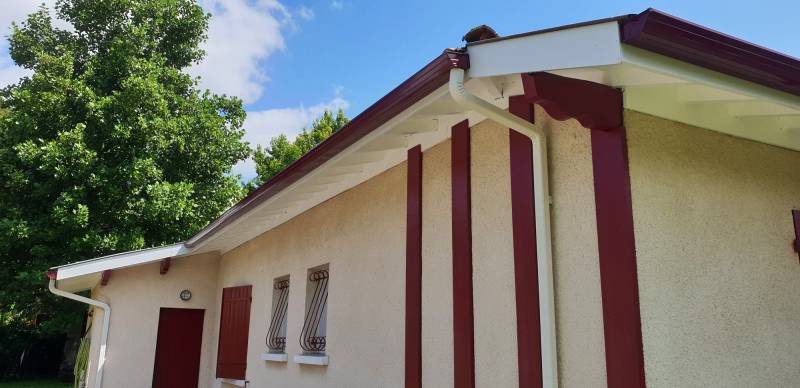 Des gouttières et des descentes en aluminium en harmonie avec la facade de cette maison traditionnelle à Sanguinet