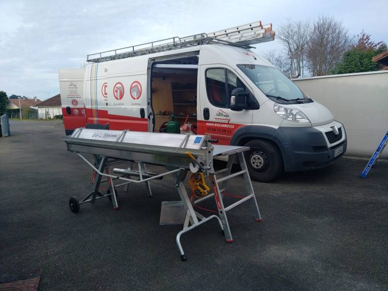 Réfection de chéneaux en zinc sur une maison située à Biscarrosse