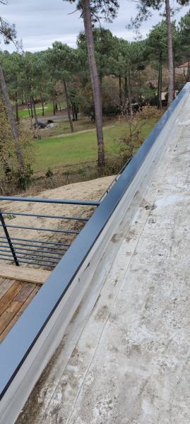 Étanchéïté et esthétique avec l'installation d'une couvertine bleu ardoise sur mesure à Orx